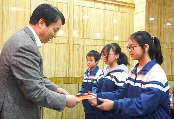 中國華融黨委副書記、監(jiān)事長胡建忠一行赴四川宣漢縣調(diào)研督導扶貧工作